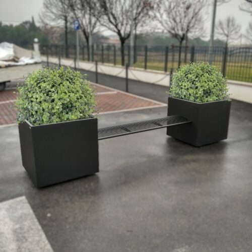 Plantenbak Queen 9 Kies voor kwaliteit en stijl met onze rechthoekige plantenbakken met houten of stalen zitting. Perfect voor elk buitenproject en ontworpen om jarenlang mee te gaan. Bestel vandaag nog en transformeer uw buitenruimte!